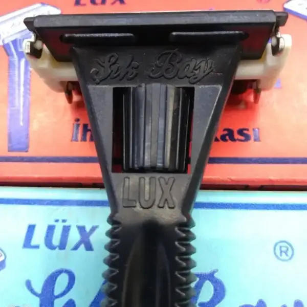 Lux Sikbay Flip Open Shaver - Image 4